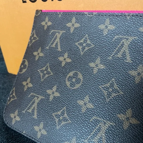 Louis Vuitton Gray Monogram Wristlet pouch - Picture 4 of 17